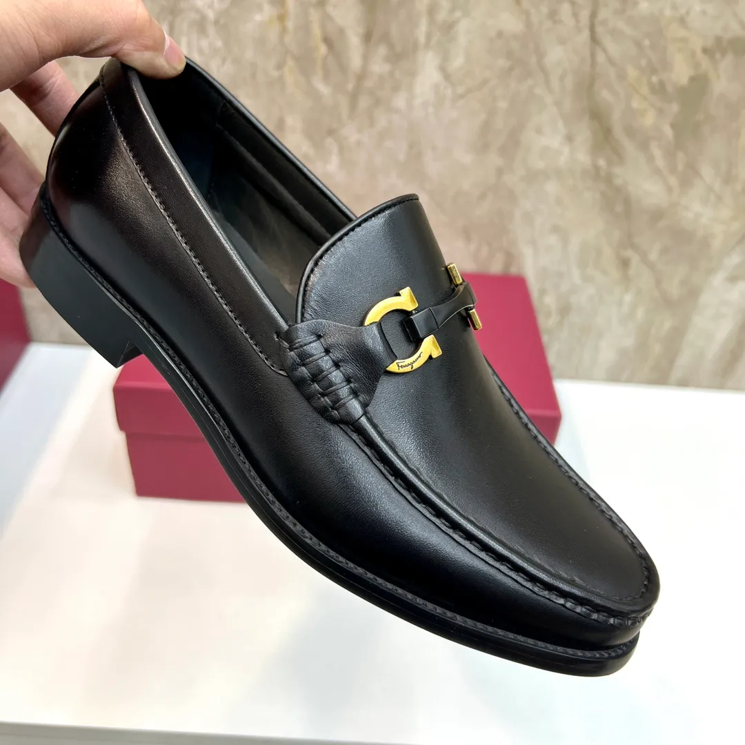 Original quality P580 Brand: Ferragamo Standard size: Men's size 38/44 (45 can be customized) Grade: Same style as the official website High-quality men's shoes Material: Customized first-layer calfskin with water-dyed cowhide lining Cowhide tiptoe Original non-slip and wear-resistant rubber outsole Style category: Men's formal business leather shoes Young and fashionable European and American trends British style Casual matching Comfortable feet Color: Actual picture